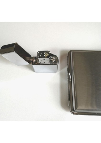 Gümüş Renk Metal Tabaka Metal Sigaralık Hediyelik Sigara Kutusu Benzinli Metal Çakmak Takımı fırsatları