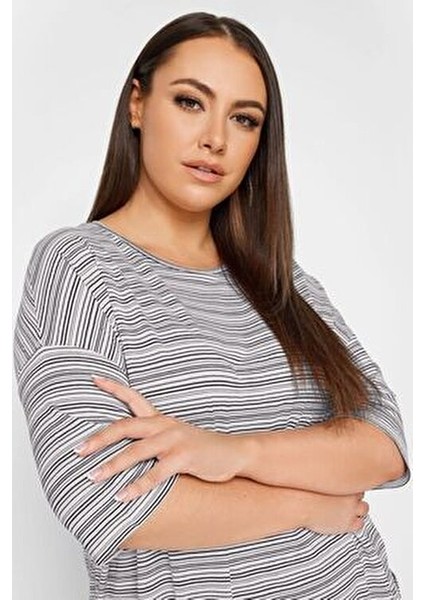 Büyük Beden Bisiklet Yaka Yarım Kollu Yırtmaç Detaylı Çizgili T-Shirt 302946 fırsatları