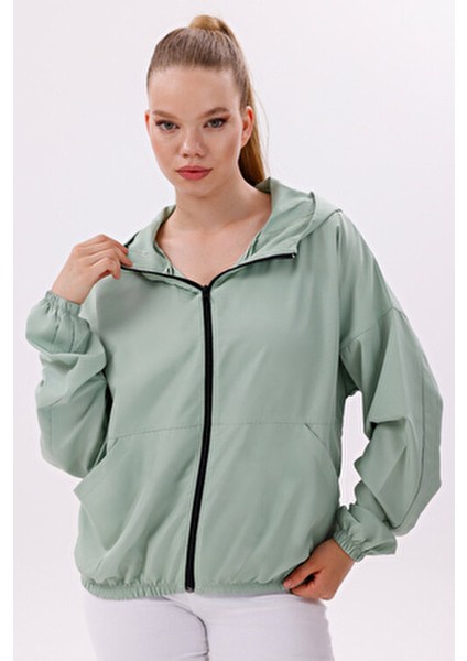 Kadın Rüzgar Geçirmez Su Yeşili Kapüşonlu Oversize Yağmurluk Şık ve Rahat Tasarım fiyatları