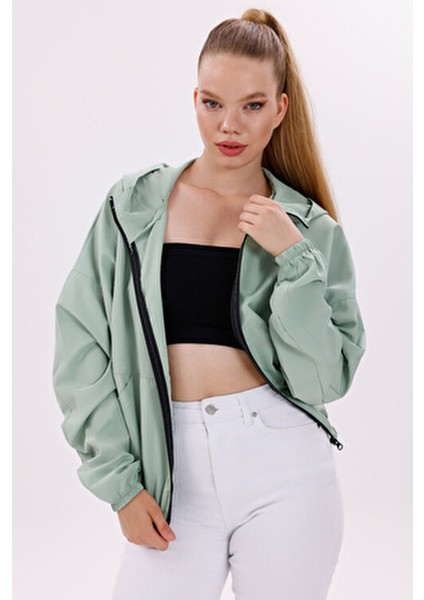 Kadın Rüzgar Geçirmez Su Yeşili Kapüşonlu Oversize Yağmurluk Şık ve Rahat Tasarım modelleri