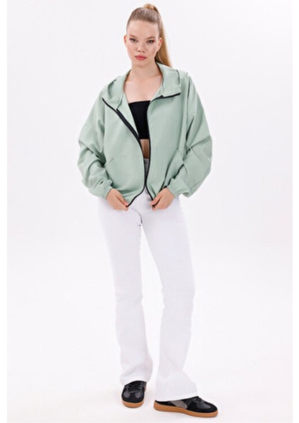 Kadın Rüzgar Geçirmez Su Yeşili Kapüşonlu Oversize Yağmurluk Şık ve Rahat Tasarım indirimleri