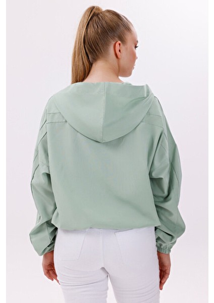 Kadın Rüzgar Geçirmez Su Yeşili Kapüşonlu Oversize Yağmurluk Şık ve Rahat Tasarım