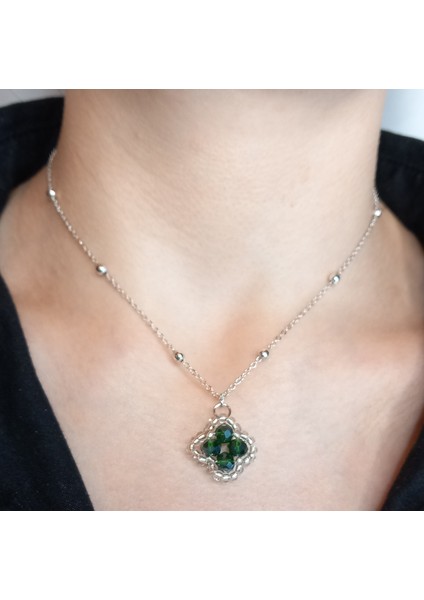 Koyu Yeşil Kristal Taşlı Yonca Kolye - Kadın Zarif Şık Takı Hediyelik Şans Kolyesi - Trend Minimalist Aksesuar Günlük Kombin ve Özel Gün Hediyesi - Yonca Şans Kolyesi