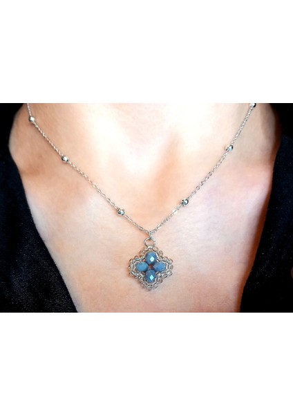 Gri Kristal Taşlı Yonca Kolye - Kadın Zarif Şık Takı Hediyelik Şans Kolyesi - Trend Minimalist Aksesuar Günlük Kombin ve Özel Gün Hediyesi - Yonca Şans Kolyesi