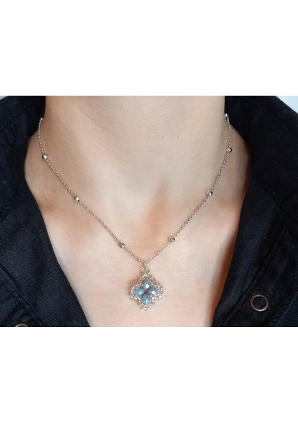 Gri Kristal Taşlı Yonca Kolye - Kadın Zarif Şık Takı Hediyelik Şans Kolyesi - Trend Minimalist Aksesuar Günlük Kombin ve Özel Gün Hediyesi - Yonca Şans Kolyesi fiyatları