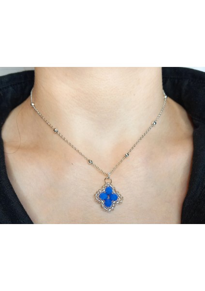 Mavi Kristal Taşlı Yonca Kolye - Kadın Zarif Şık Takı Hediyelik Şans Kolyesi - Trend Minimalist Aksesuar Günlük Kombin ve Özel Gün Hediyesi - Yonca Şans Kolyesi