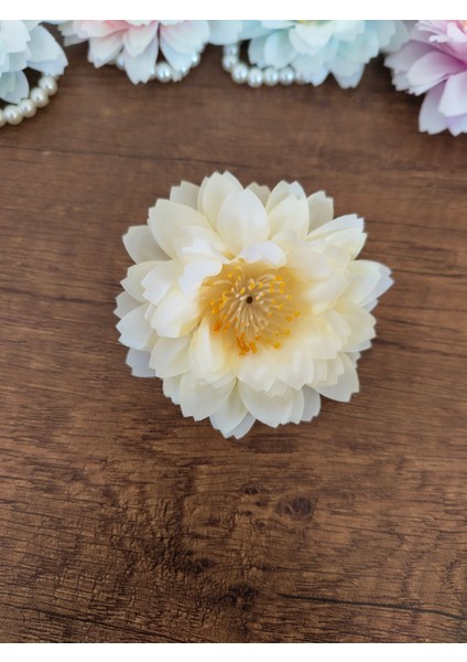 Nilüfer Çiçeği Figürlü Küçük Boy Incili Lastik Toka 1 Adet fiyatları