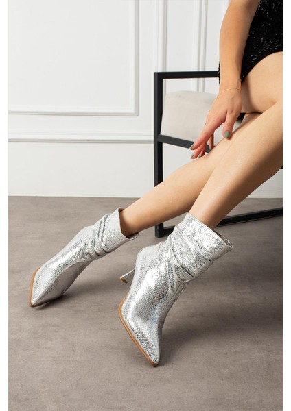 Lorst Kadın Bot Ince Topuklu Arkadan Fermuarlı Yılan Desenlı Gümüş Deri