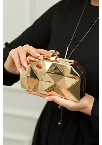 068 2200 Gold Altın Metal Abiye Çanta Geometrik Desenli Şık Tasarım