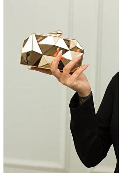 068 2200 Gold Altın Metal Abiye Çanta Geometrik Desenli Şık Tasarım fiyatları