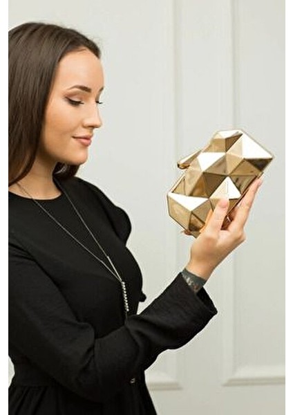068 2200 Gold Altın Metal Abiye Çanta Geometrik Desenli Şık Tasarım modelleri