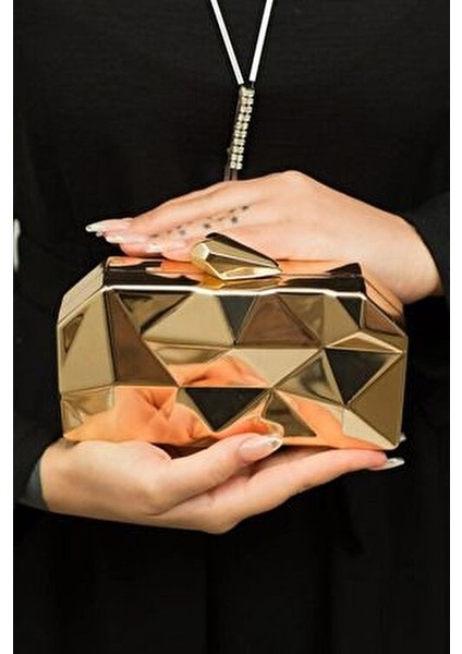 068 2200 Gold Altın Metal Abiye Çanta Geometrik Desenli Şık Tasarım fırsatları