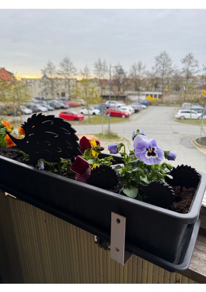 Kirpi Anne ve Çocukları - Bahçe Figürleri