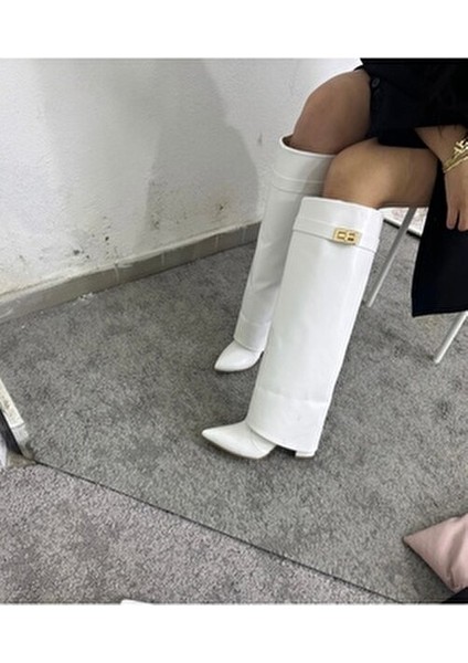 Volante Kadın Beyaz Topuklu Çizme Suni Deri Orta Boy Kalın Topuk ile Günlük Kullanım