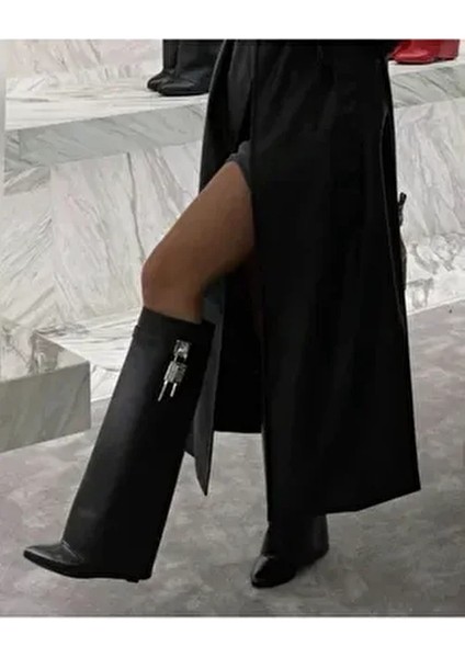 Siyah Tozluk Detaylı Topuklu Çizme