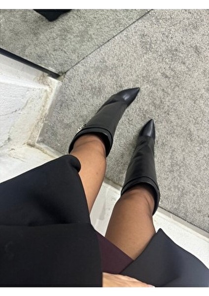 Siyah Tozluk Detaylı Topuklu Çizme