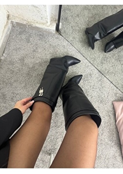 Siyah Tozluk Detaylı Kadın Topuklu Çizme Suni Deri Dolgu Topuk Şık Tasarım