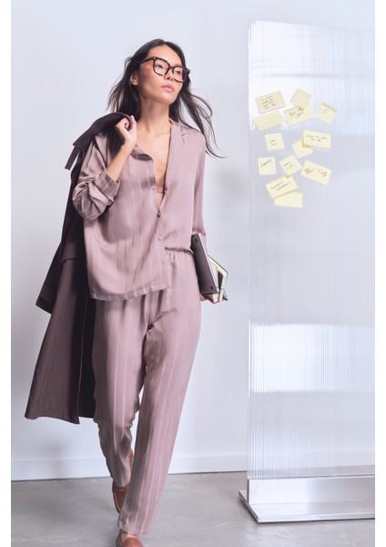 Koyu Bej Emilia Bağlama Detaylı Gömlek Yaka Saten Pijama Takımı