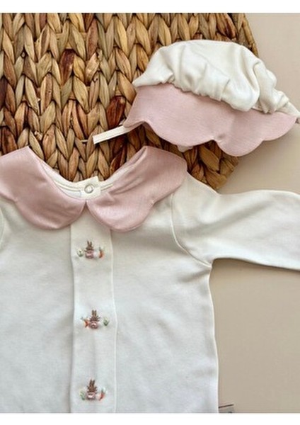 Pembe Çiçek Yakalı Tulum ve Şapkası / El Işlemesi Havuç Tavşan Serisi 1 fiyatları