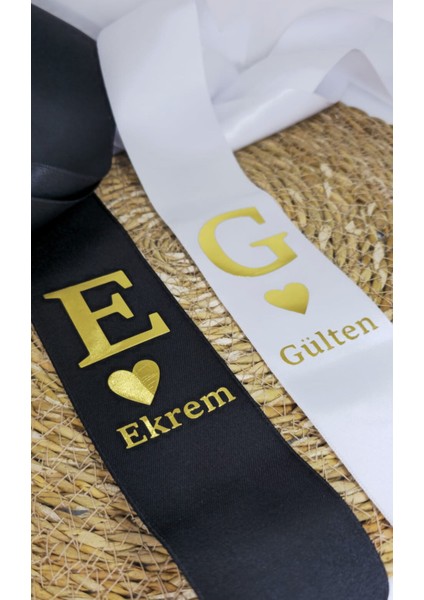 Kişiye Özel Kalpli Nişan Düğün Gelin Damat Isimli Takı Kurdelesi 6 cm Eninde 2 Metre 2 Adet Siyah Beyaz fiyatları