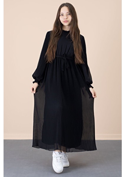Siyah Piliseli Şifon Elbise Kuşaklı ve Fırfırlı Detaylarla Özel Günler İçin