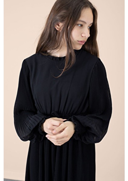 Siyah Piliseli Şifon Elbise Kuşaklı ve Fırfırlı Detaylarla Özel Günler İçin fiyatları