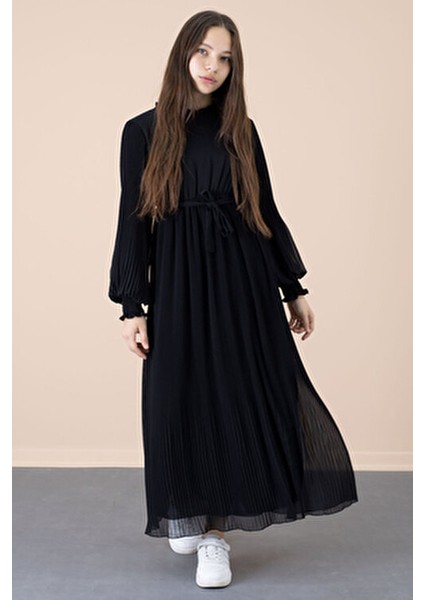 Siyah Piliseli Şifon Elbise Kuşaklı ve Fırfırlı Detaylarla Özel Günler İçin fırsatları