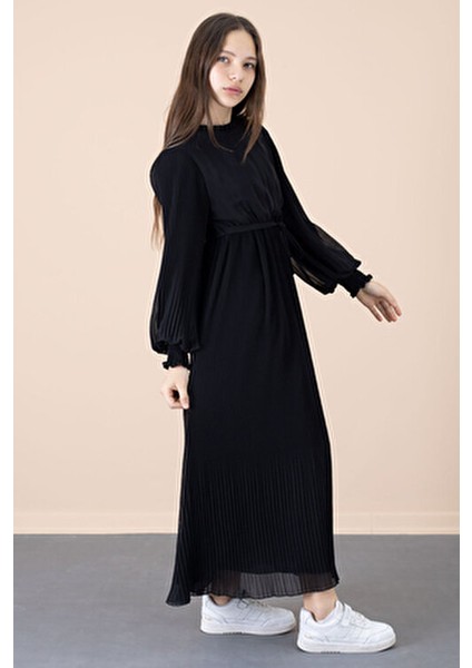 Siyah Piliseli Şifon Elbise Kuşaklı ve Fırfırlı Detaylarla Özel Günler İçin
