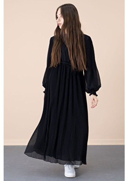 Siyah Piliseli Şifon Elbise Kuşaklı ve Fırfırlı Detaylarla Özel Günler İçin