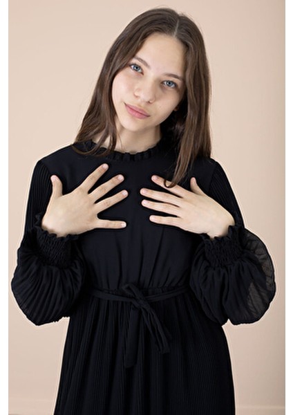 Siyah Piliseli Şifon Elbise Kuşaklı ve Fırfırlı Detaylarla Özel Günler İçin