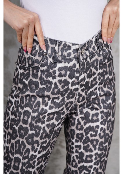 Leopar Desenli Boy Fit Kesik Paça Jean Leopar / 31