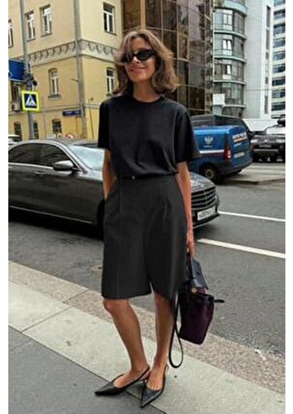 Siyah Pileli Kadın Bermuda Şort MG2483