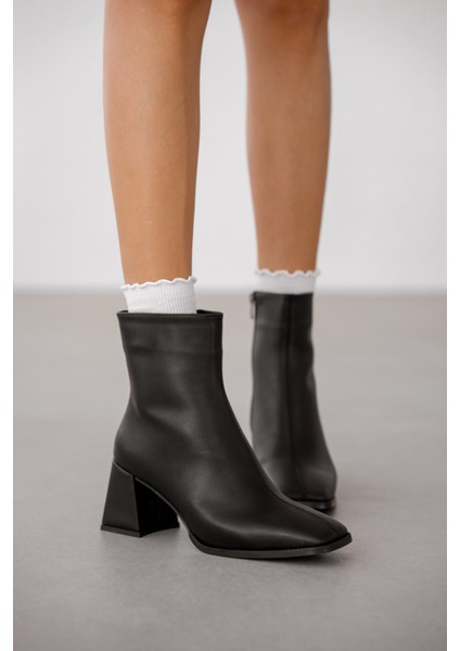 Aris Ön Çizgi Detaylı Küt Burun Kadın Bot-Siyah