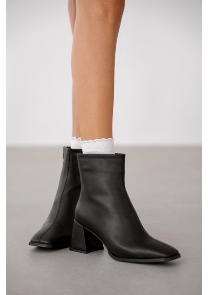 Aris Ön Çizgi Detaylı Küt Burun Kadın Bot-Siyah fiyatları