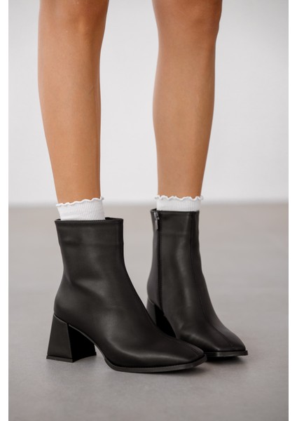 Aris Ön Çizgi Detaylı Küt Burun Kadın Bot-Siyah modelleri