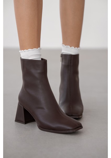 Aris Ön Çizgi Detaylı Küt Burun Kadın Bot-Kahverengi