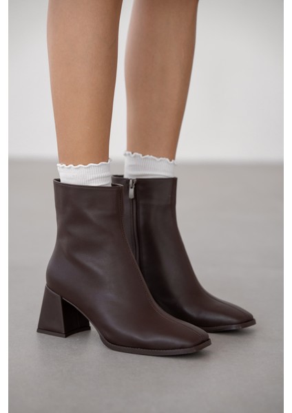 Aris Ön Çizgi Detaylı Küt Burun Kadın Bot-Kahverengi fiyatları