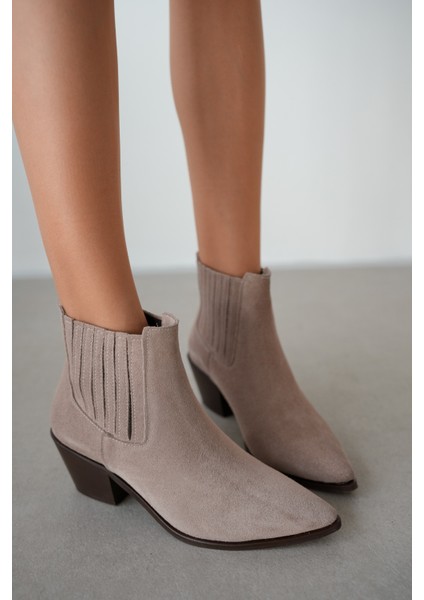 Haggy Sivri Burun Süet Lastikli Kısa Topuklu Kadın Bot- Bej
