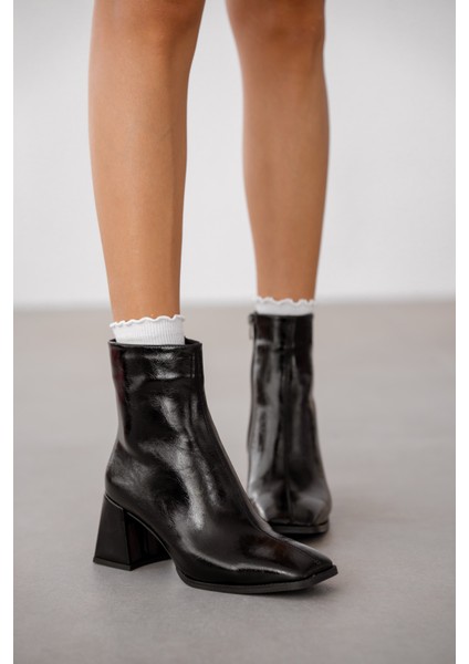 Aris Ön Çizgi Detaylı Küt Burun Kadın Bot-Siyah Rugan