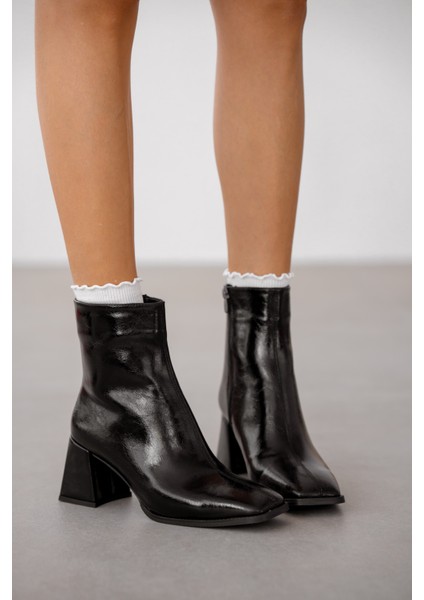 Aris Ön Çizgi Detaylı Küt Burun Kadın Bot-Siyah Rugan fiyatları