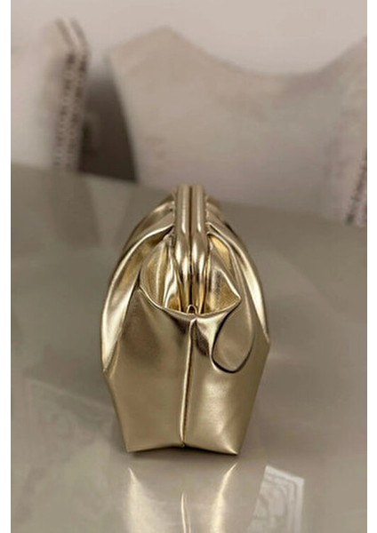 Kadın Rugan Clutch Portföy Günlük ve Abiye Büzgü Detaylı Askılı El ve Omuz Çanta fırsatları