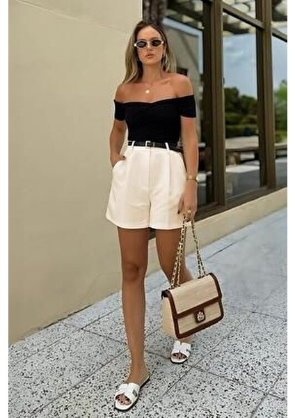 Beyaz Pileli Kadın Şort MG2518