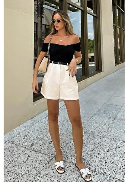 Beyaz Pileli Kadın Şort MG2518 fiyatları