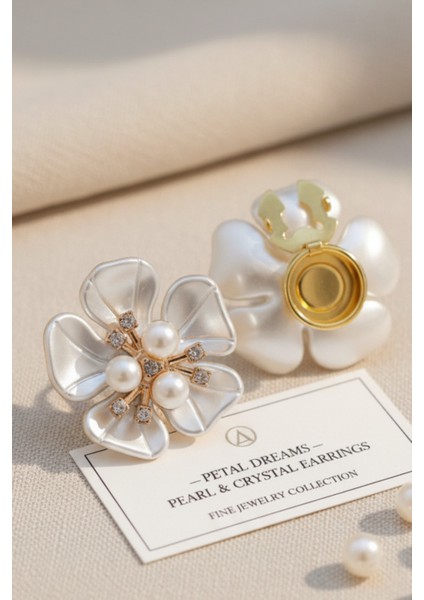 Yeni Trend 5 Yapraklı Inci ve Kristal Detaylı Düğme Kapağı Broş 1 Adet - Elegance Bloom