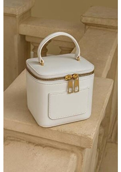 Beyaz Mini Kutu Çanta Suni Deri Şık Tasarım Orta Boy Günlük Kullanım İçin