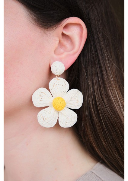 Beyaz Hasır Kaplama Sallantılı Papatya Exclusive Küpe fiyatları