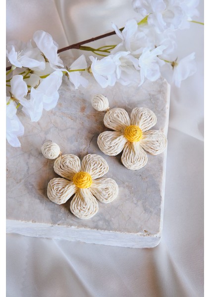 Beyaz Hasır Kaplama Sallantılı Papatya Exclusive Küpe modelleri