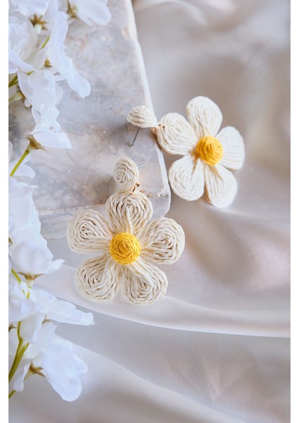 Beyaz Hasır Kaplama Sallantılı Papatya Exclusive Küpe fırsatları