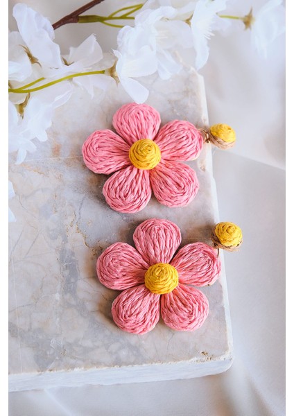 Pembe Hasır Kaplama Sallantılı Papatya Exclusive Küpe