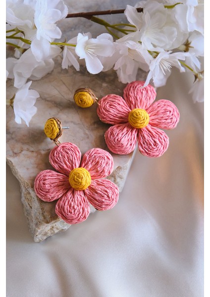 Pembe Hasır Kaplama Sallantılı Papatya Exclusive Küpe modelleri